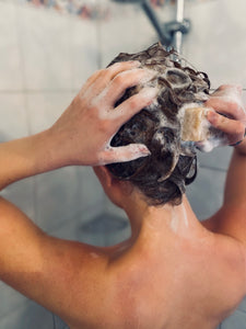 Haarseife vs. festes Shampoo